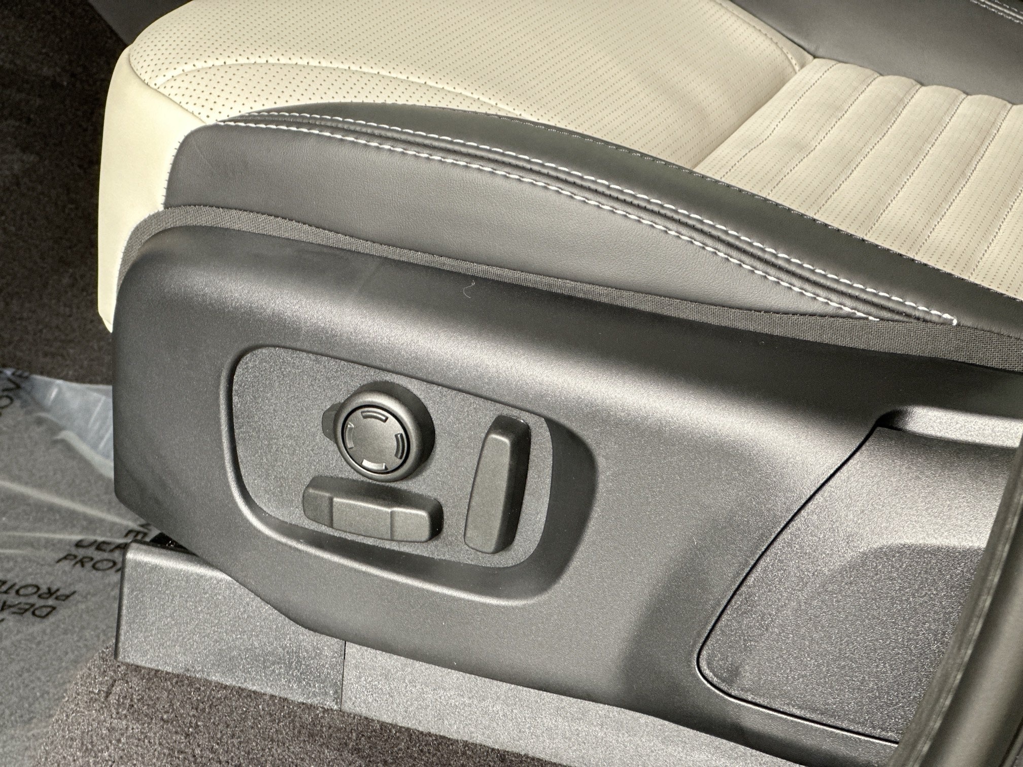 new 2025 Land Rover Discovery car, priced at $85,658