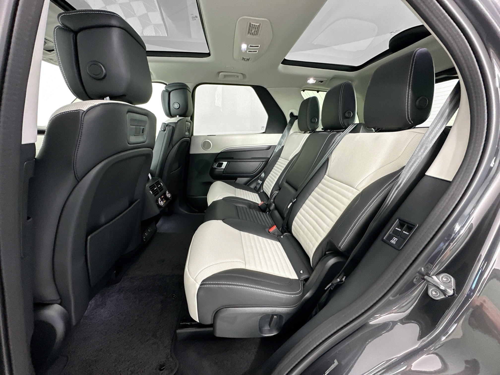 new 2025 Land Rover Discovery car, priced at $85,658