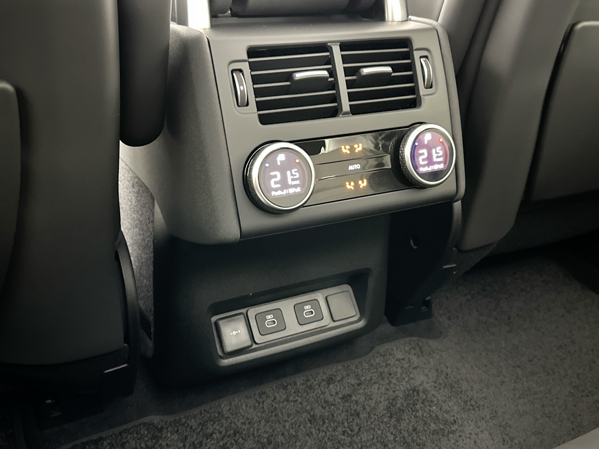 new 2025 Land Rover Discovery car, priced at $85,658