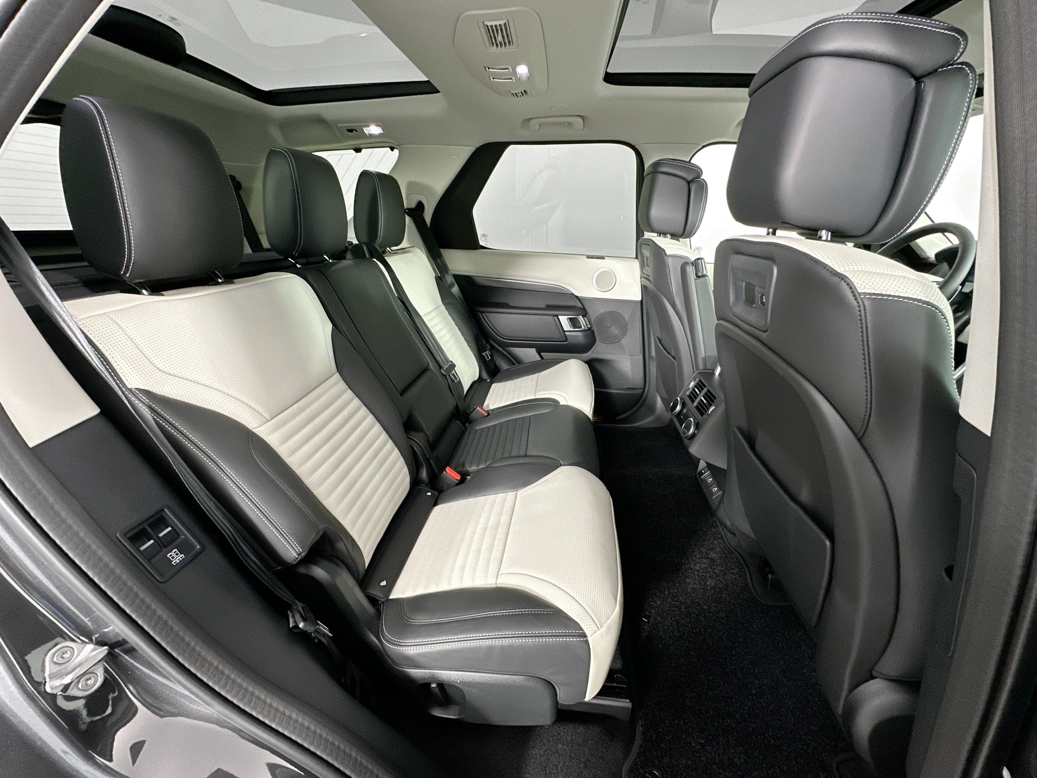 new 2025 Land Rover Discovery car, priced at $85,658