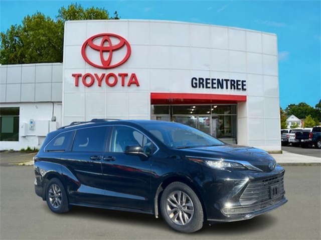 2023 Toyota Sienna LE's photo