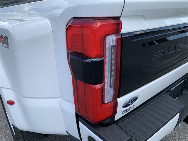 2025 Star White Metallic Tri-Coat Ford Super Duty F-450 DRW Platinum 4X4 Truck