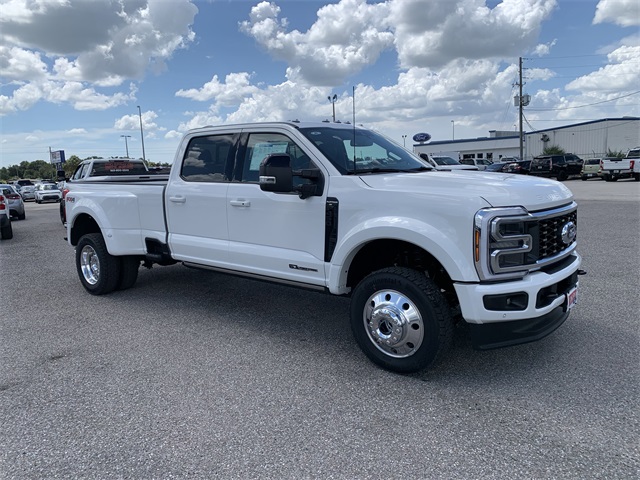 2025 Star White Metallic Tri-Coat Ford Super Duty F-450 DRW Platinum 4X4 Truck