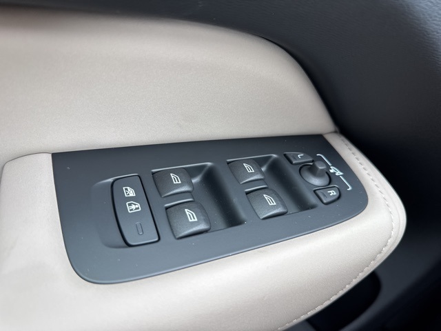 2026 Volvo XC60 B5 Plus photo 20