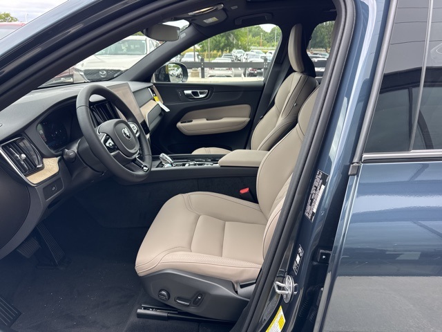 2026 Volvo XC60 B5 Plus photo 9