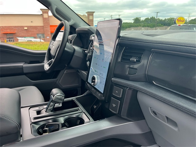 2025 Ford F-150 Lightning photo 31