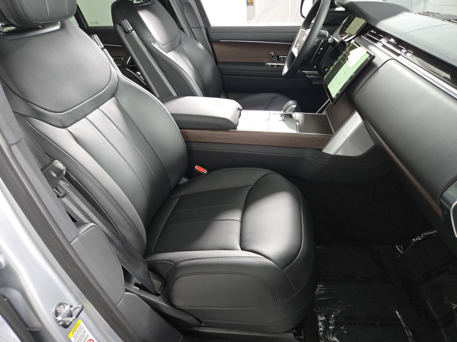 2025 Land Rover Range Rover SE photo 3