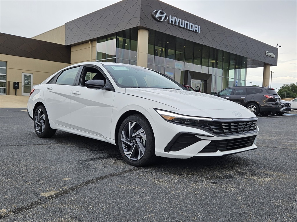 2025 Hyundai Elantra SEL's photo