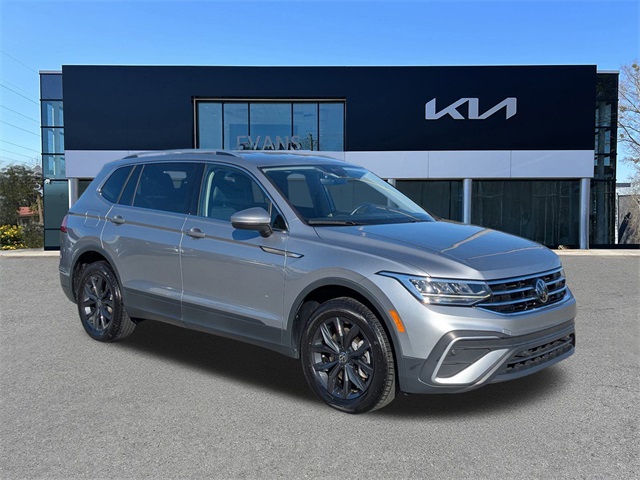 2024 Volkswagen Tiguan SE's photo