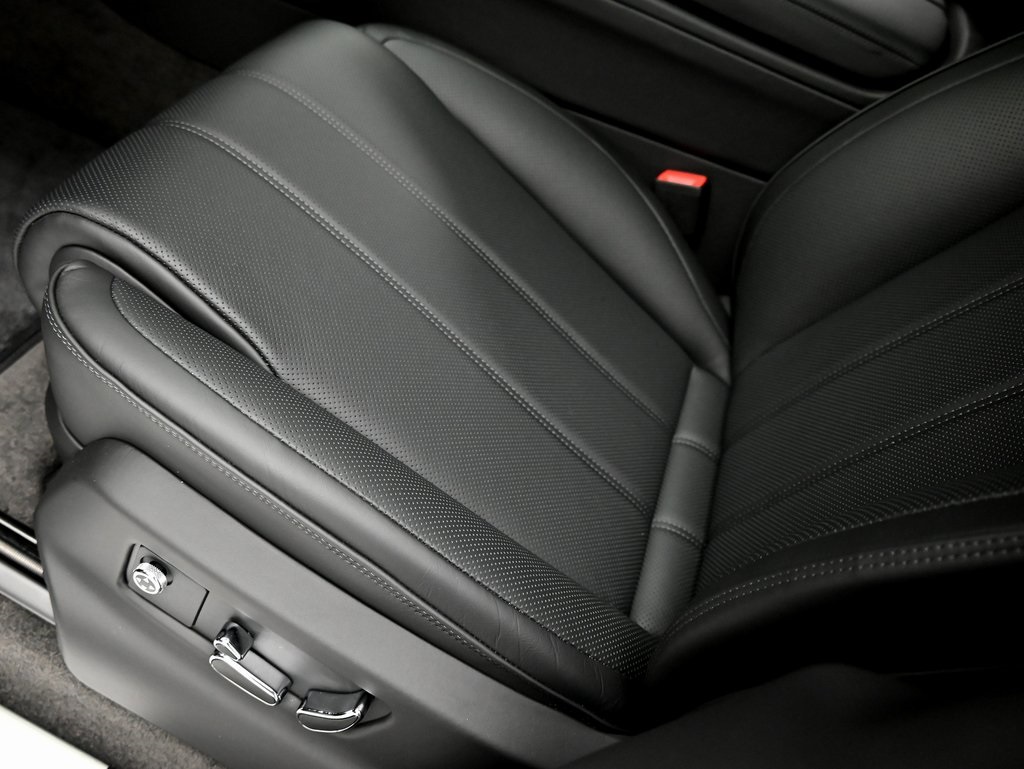 2025 Bentley Bentayga V8 photo 18