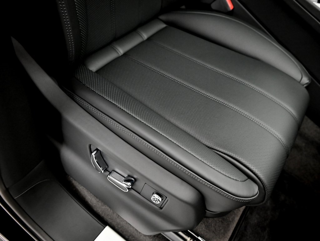 2025 Bentley Bentayga V8 photo 19