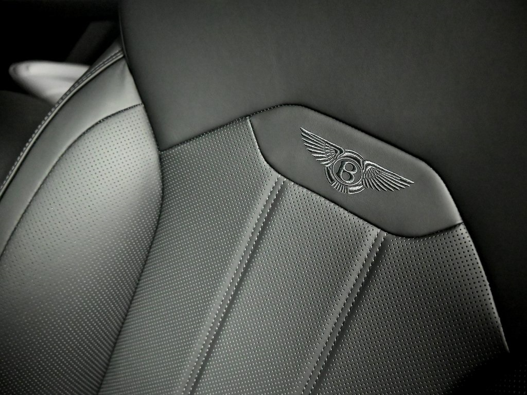 2025 Bentley Bentayga V8 photo 20