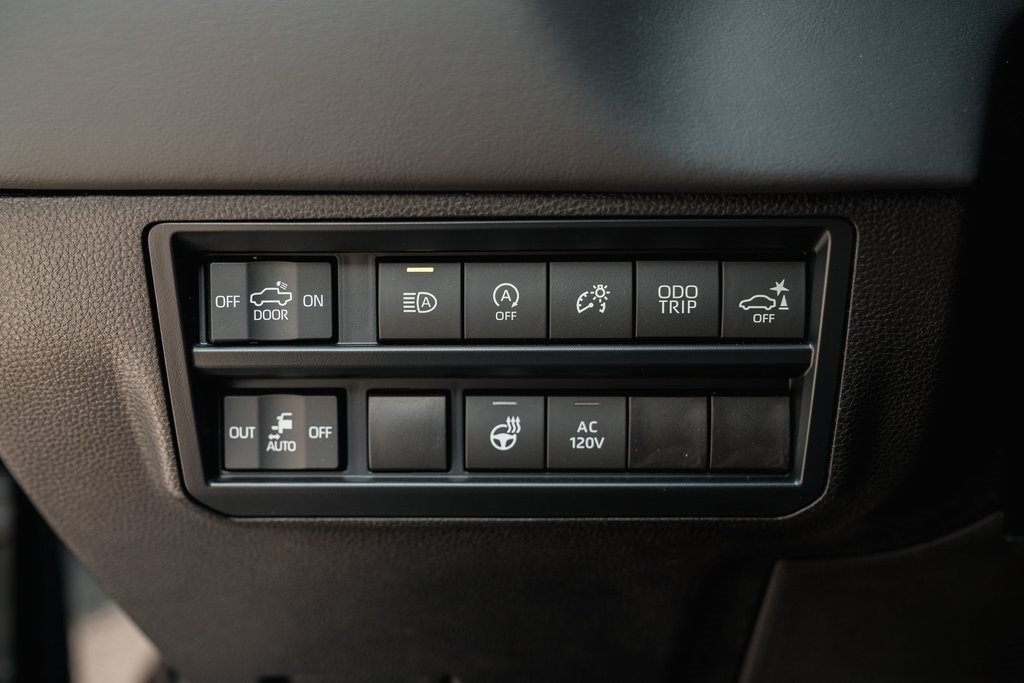 2025 Toyota Tundra Platinum CrewMax photo 14