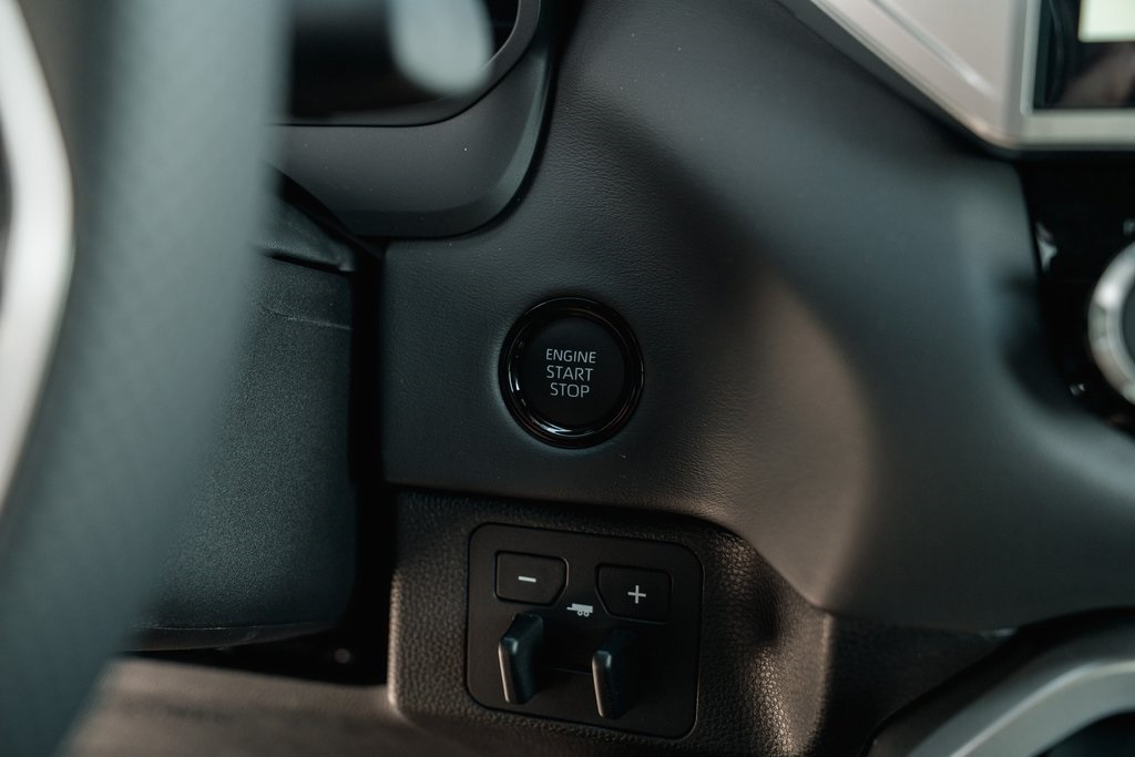 2025 Toyota Tundra Platinum CrewMax photo 18