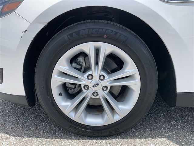 2018 White Platinum Ford Taurus SEL FWD Sedan