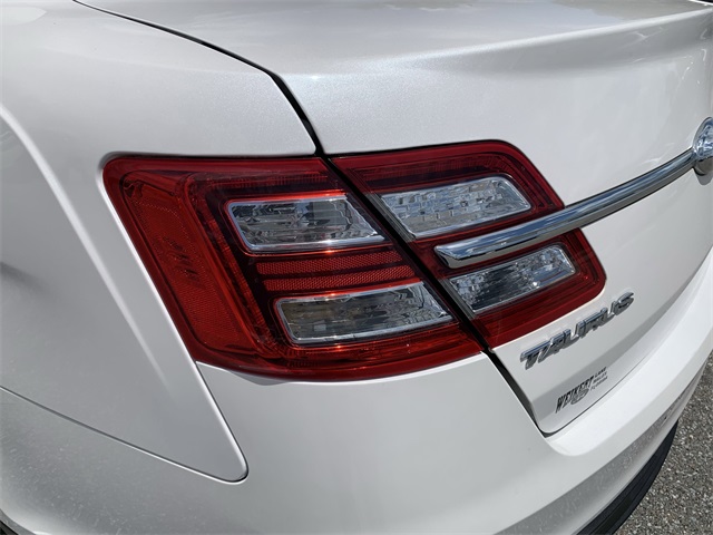 2018 White Platinum Ford Taurus SEL FWD Sedan