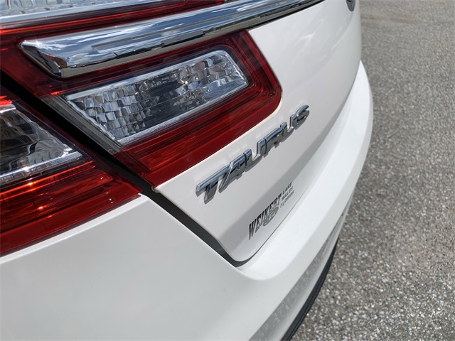 2018 White Platinum Ford Taurus SEL FWD Sedan