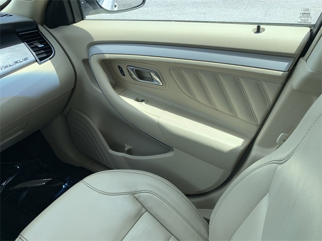 2018 White Platinum Ford Taurus SEL FWD Sedan