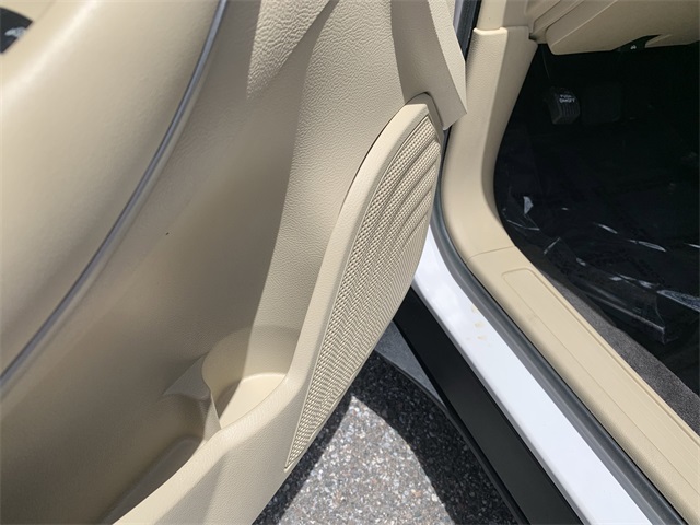 2018 White Platinum Ford Taurus SEL FWD Sedan