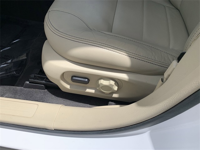 2018 White Platinum Ford Taurus SEL FWD Sedan