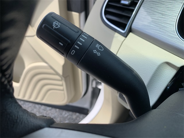 2018 White Platinum Ford Taurus SEL FWD Sedan