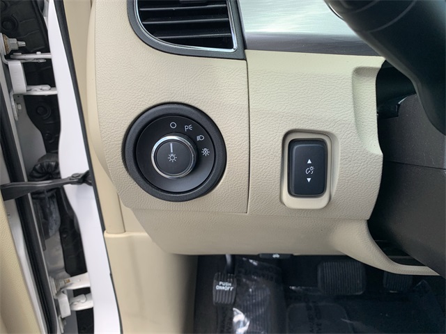 2018 White Platinum Ford Taurus SEL FWD Sedan