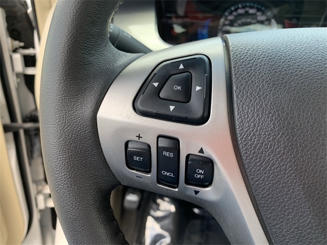 2018 White Platinum Ford Taurus SEL FWD Sedan