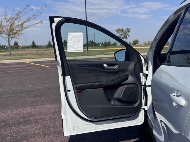 2025 Ford Escape ST-Line photo 3