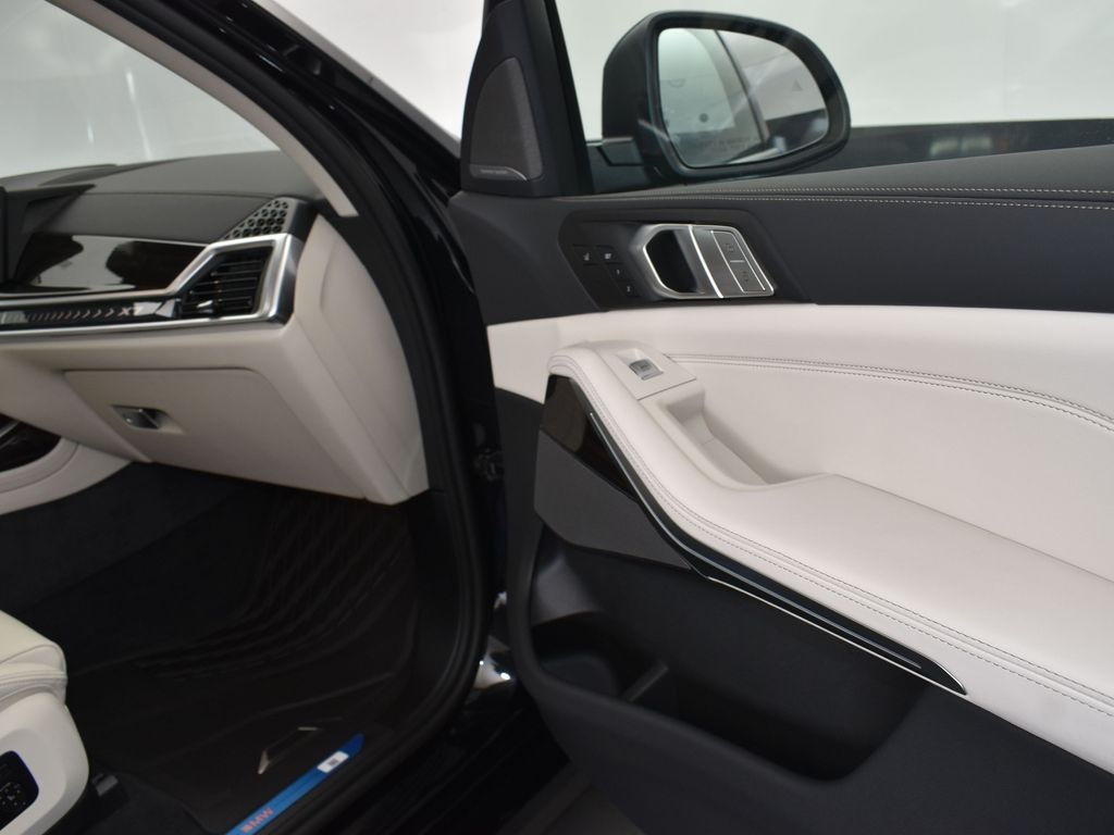 2026 Black Sapphire Metallic BMW X7 xDrive40i AWD SUV
