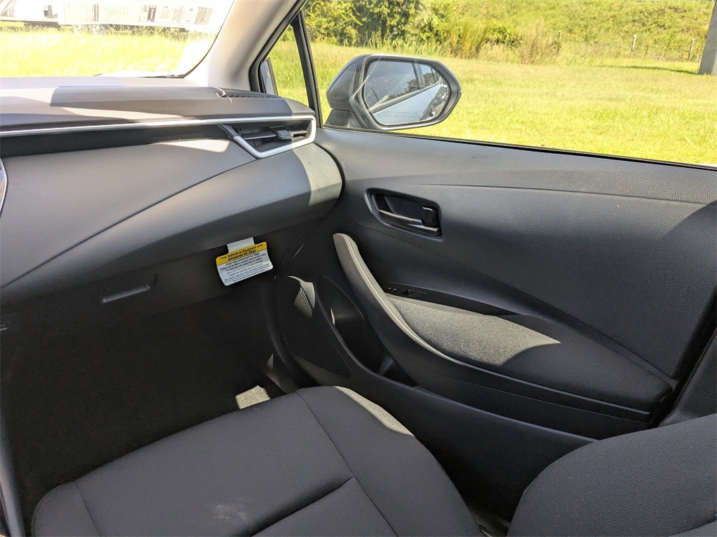 2025 Toyota Corolla LE photo 15