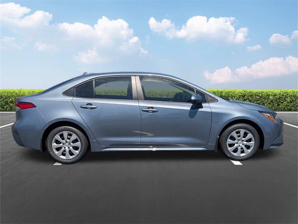 2025 Toyota Corolla LE photo 3