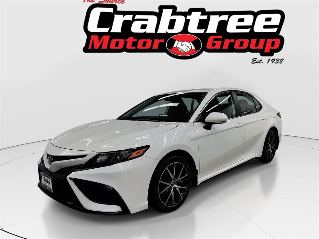 2023 Toyota Camry SE's photo