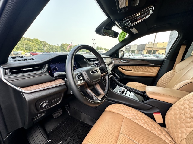 2023 Diamond Black Crystal Pearlcoat Jeep Grand Cherokee L Summit 4X4 SUV