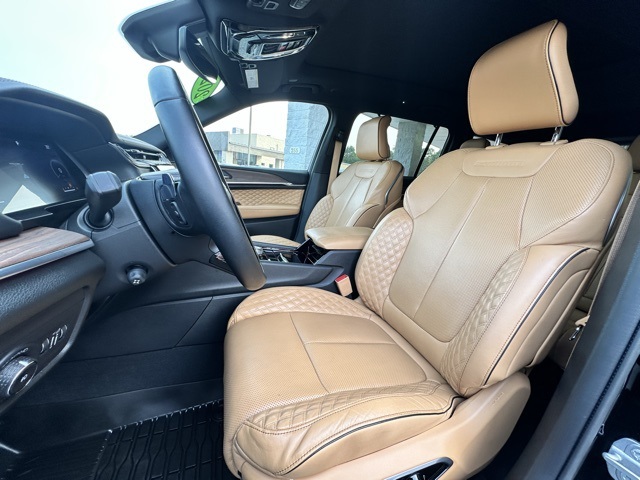 2023 Diamond Black Crystal Pearlcoat Jeep Grand Cherokee L Summit 4X4 SUV