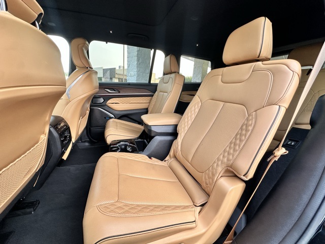 2023 Diamond Black Crystal Pearlcoat Jeep Grand Cherokee L Summit 4X4 SUV