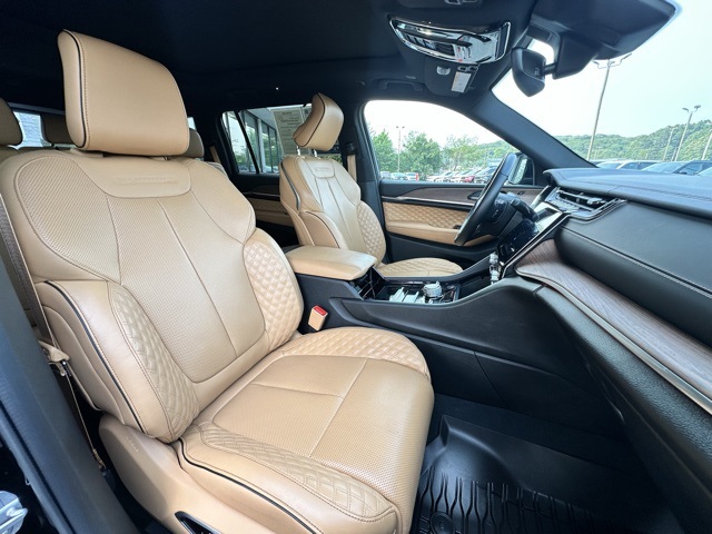 2023 Diamond Black Crystal Pearlcoat Jeep Grand Cherokee L Summit 4X4 SUV