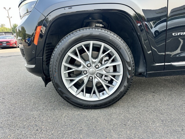 2023 Diamond Black Crystal Pearlcoat Jeep Grand Cherokee L Summit 4X4 SUV