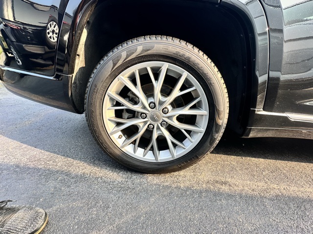 2023 Diamond Black Crystal Pearlcoat Jeep Grand Cherokee L Summit 4X4 SUV