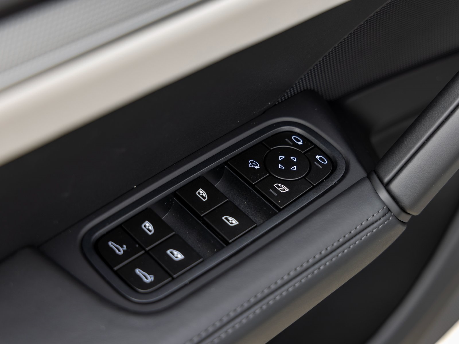 2025 Porsche Cayenne Coupe photo 18
