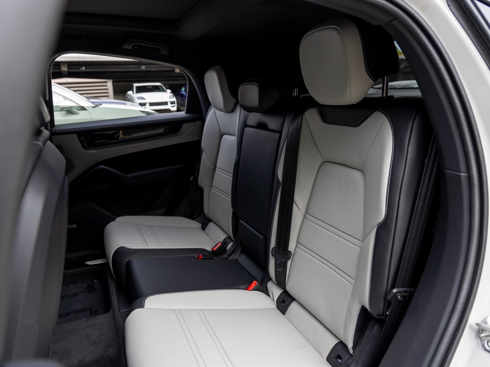 2025 Porsche Cayenne Coupe photo 31