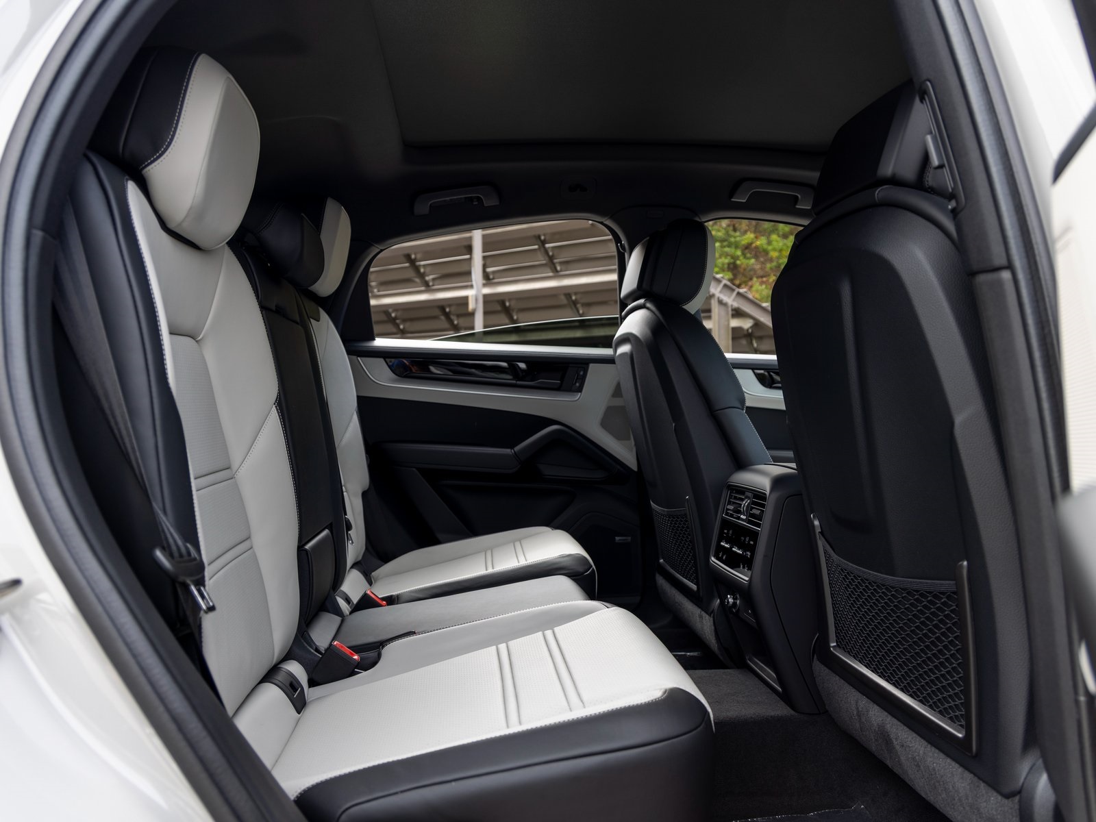 2025 Porsche Cayenne Coupe photo 35