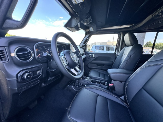 2025 Granite Crystal Metallic Clearcoat Jeep Wrangler Sahara 4X4 SUV