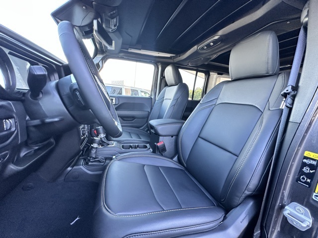2025 Granite Crystal Metallic Clearcoat Jeep Wrangler Sahara 4X4 SUV