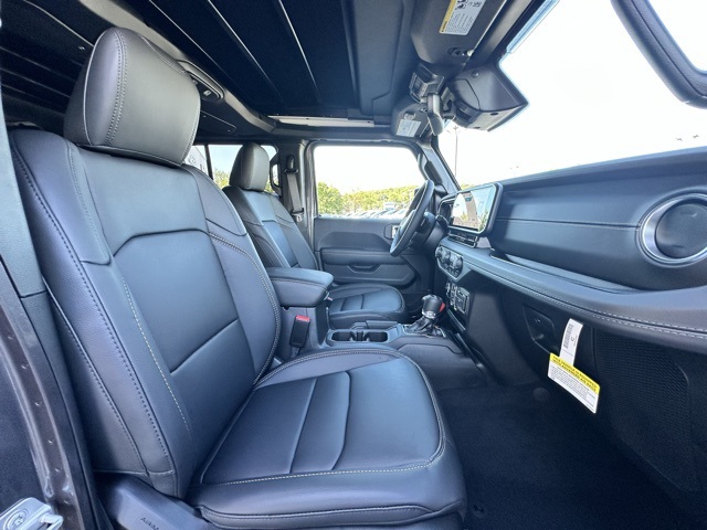 2025 Granite Crystal Metallic Clearcoat Jeep Wrangler Sahara 4X4 SUV