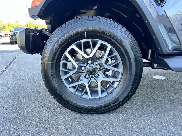 2025 Granite Crystal Metallic Clearcoat Jeep Wrangler Sahara 4X4 SUV