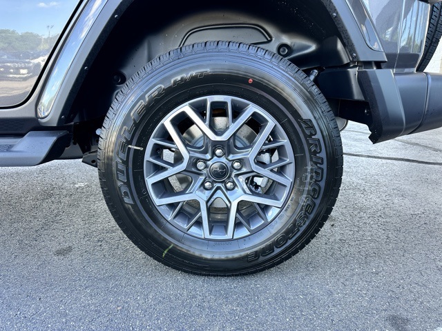 2025 Granite Crystal Metallic Clearcoat Jeep Wrangler Sahara 4X4 SUV