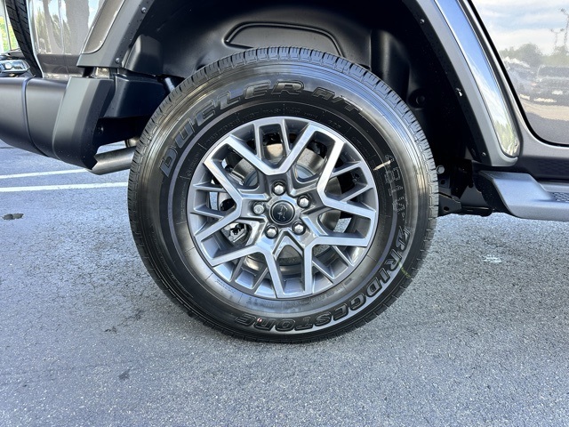 2025 Granite Crystal Metallic Clearcoat Jeep Wrangler Sahara 4X4 SUV