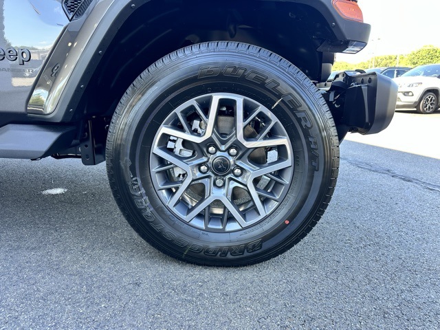 2025 Granite Crystal Metallic Clearcoat Jeep Wrangler Sahara 4X4 SUV