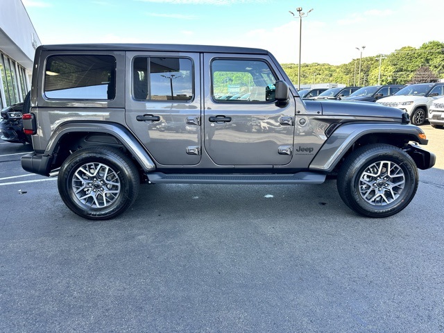 2025 Granite Crystal Metallic Clearcoat Jeep Wrangler Sahara 4X4 SUV