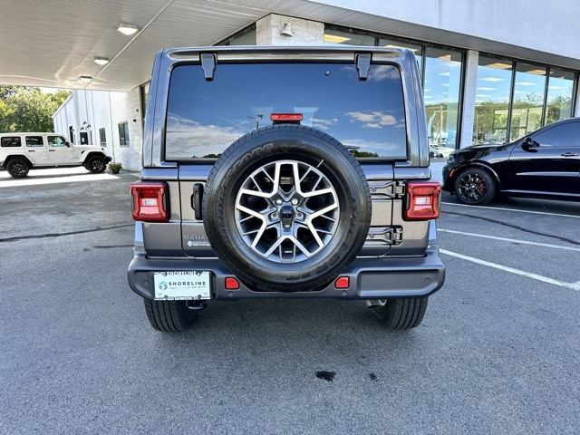 2025 Granite Crystal Metallic Clearcoat Jeep Wrangler Sahara 4X4 SUV